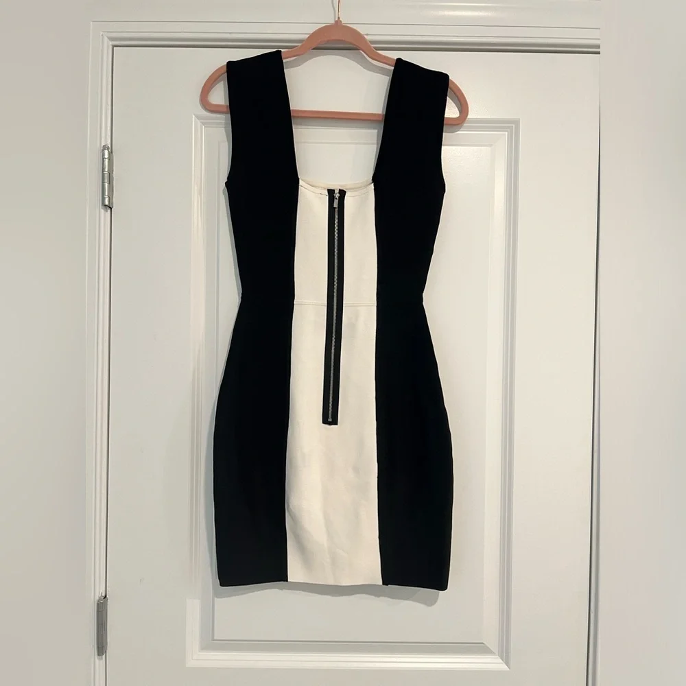 BCBGMAXAZRIA "Tamira" Bodycon Dress. Size S. Black & White Zip Up Back. - Picture 3 of 6